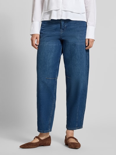 Frauenmodel trägt Regular Fit Barrel Jeans aus Baumwoll-Mix von s.Oliver RED LABEL in Mittelblau, strukturierte Oberfläche, Ganzkörperansicht von vorne. Damen Barrel Jeans von s.Oliver RED LABEL.