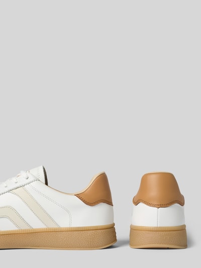 Productfoto, Sneaker uit puur leer met logo-detail Modell 'Cuzmo' van Gant, afgeronde fit, witte kleur, bruine zool, geprofileerde zool, vetersluiting, hakhoogte 3 cm, schachthoogte 8 cm, schachtwijdte 8 cm.