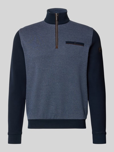 Produktfoto, Sweatshirt mit Label-Details von bugatti in Dunkelblau mit Troyer-Kragen, Brusttasche, elastischer Material-Mix, gerader Schnitt.