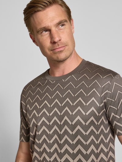 Männermodel trägt T-Shirt mit Rundhalsausschnitt von Emporio Armani im Baumwoll-Lyocell-Mix, gerader Schnitt, Nahaufnahme Oberkörper.
