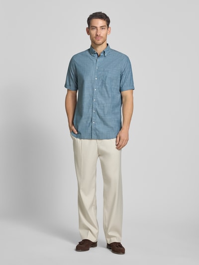 Männermodel trägt Regular Fit Freizeithemd mit Button-Down-Kragen von Christian Berg Men in Blau, Reine Baumwolle, Ganzkörperansicht von vorne, Rückenlänge bei Größe M 81 cm, Schulterbreite 48 cm, Ärmellänge 26 cm, kurzärmeliges Design, durchgehende Knopfleiste.