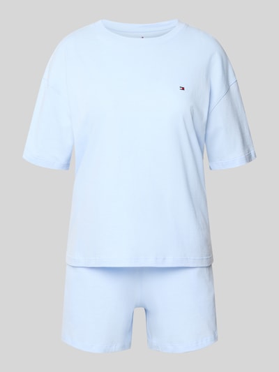 Vrouwenmodel draagt Regular Fit Pyjama uit puur katoen van TOMMY HILFIGER, effen lichtblauw, rondhals, korte mouw, elastische logoband, zijzakken, tweedelig; frontale lichaamsopname.