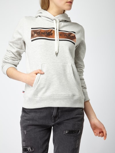 Tommy Jeans Hoodie mit Print in Metallicoptik
 Hellgrau Melange 4