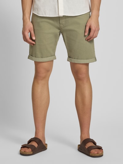 Männermodel trägt Regular Fit Shorts mit Umschlag Modell 'RICK' van Jack & Jones, katoenmix met stretch, steekzakken, kaki, voorkant, Ganzkörperansicht von vorne.