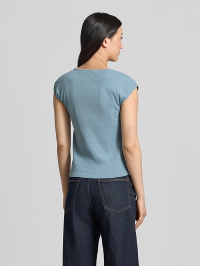 Frauenmodel trägt Regular Fit T-Shirt aus Baumwoll-Mix von Tom Tailor Denim in Optik: Unifarben, Rückenansicht, Ganzkörperansicht Rückansicht.