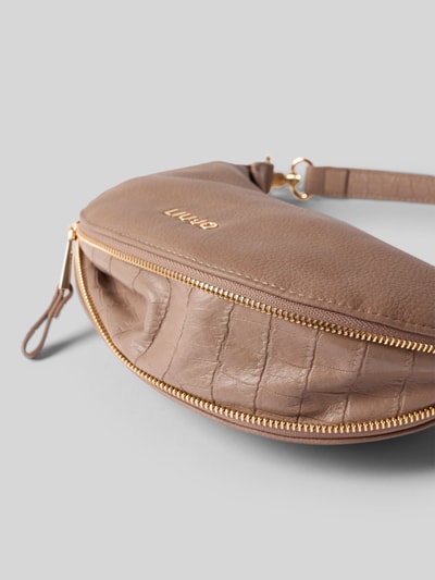 Produktfoto, Shoulder Bag in Leder-Optik Modell 'Kaliska' von Liu Jo White, Reißverschluss, Logo-Detail, beige, goldene Akzente, strukturierte Oberfläche