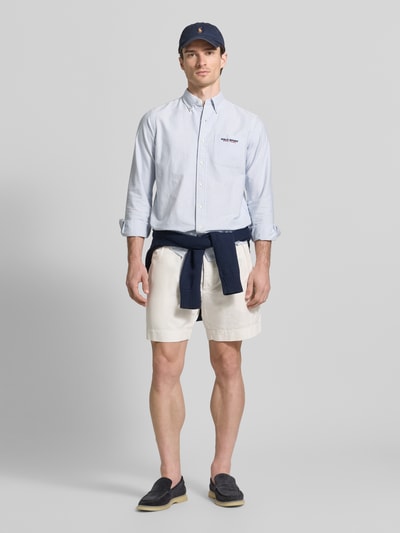 Männermodel trägt Regular Fit Freizeithemd aus reiner Baumwolle Modell 'CLASSIC OXFORD' von Polo Ralph Lauren, mehrfarbig, gestreift, Knopfleiste, Brusttasche, Langarm, Hemdkragen, Label-Schriftzug, Oxford-Muster, Ganzkörperansicht von vorne.