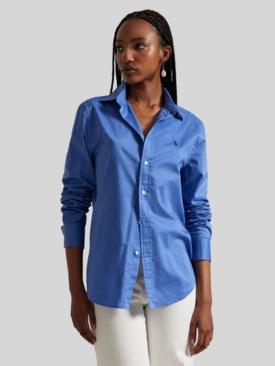 Frauenmodel trägt Slim Fit Hemdbluse aus reiner Baumwolle von Polo Ralph Lauren, efekt: jednolity kolor, krój slim fit, kołnierzyk koszulowy, pas na plecach z zakładką Cacharel, listwa guzikowa, długi rękaw, mankiet, zaokrąglone wykończenie, bluzka koszulowa z bawełny, Ganzkörperansicht von vorne