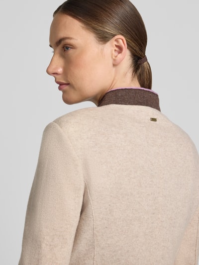 Vrouwenmodel draagt Slim Fit Blazer aus Lanawolle-Mix mit Stehkragen van White Label, beige en bruin, fijne structuur, detailopname schouderpartij, context: damesblazer, lanawolmix, slim fit, knoopsluiting, opgestikte zakken, ruglengte 70 cm, borstwijdte 50 cm, mouwlengte 63 cm.