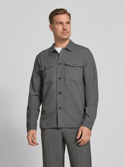 Männermodel trägt Relaxed Fit Hemdjacke mit Kentkragen und Brusttaschen von Lindbergh in Grau, Material-Mix, Ganzkörperansicht von vorne.