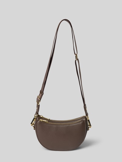 Produktfoto, Handtasche mit Schulterriemen Modell 'Sporty Sister' von Hey Marly in Braun, genarbte Ledertextur, goldene Details, neutraler Hintergrund, Damen Handtasche mit Reißverschluss, Label-Applikation, Maße: 21x14x8 cm, Schulterriemen 98 cm.