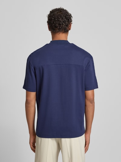 Männermodel trägt Relaxed Fit T-Shirt aus reiner Baumwolle Modell 'DANOVOTI' von HUGO, Optik: unifarben, Kurzarm, Ganzkörperansicht Rückansicht