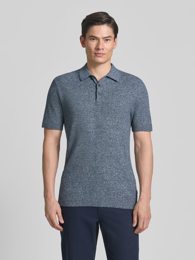 Männermodel trägt Regular Fit Poloshirt mit Strukturmuster Modell 'Riley' von Jack & Jones Premium, Reine Baumwolle, Kurzärmelig, Herren, Ganzkörperansicht von vorne.