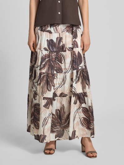 Vrouwenmodel draagt maxirok uit mix van viscose en katoen, A-lijn, elastische band, all-over bloemenprint van MORE, voorkantopname.