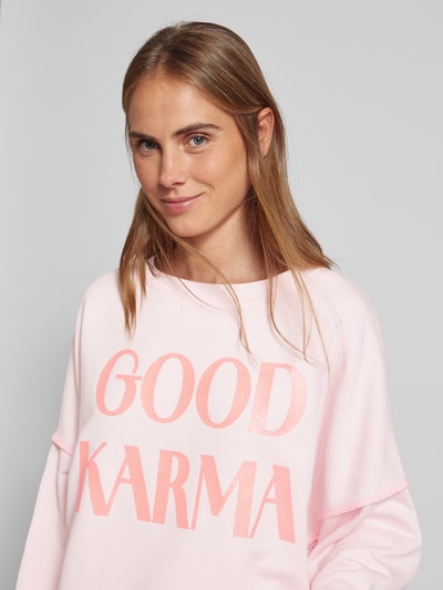 miss goodlife Bluza z nadrukowanym napisem model ‘Good Karma’ Różowawy 3