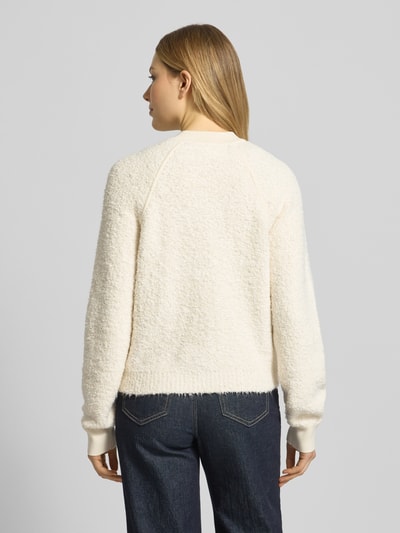 Vrouwmodel draagt Regular Fit jack met viscose van comma, mix van katoen en viscose, opstaande kraag, ritssluiting, elastische boorden, ruglengte bij maat 36: 51 cm, mouwlengte bij maat 36: 51 cm, crèmekleurig met zachte structuur, geheelopname achteraan.