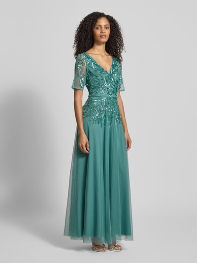 Frauenmodel trägt Abendkleid mit floralem Pailettenbesatz von Adrianna Papell in Türkis, taillierte Passform, V-Ausschnitt, Mesh, Kurzärmelig, Unterrock, Nahtreißverschluss, Ganzkörperansicht von vorne.