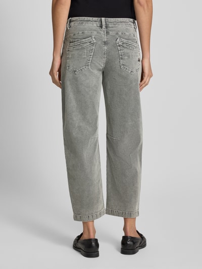 Kobieta nosi szare, szerokie spodnie sztruksowe z bawełnianej mieszanki Relaxed Fit Cordhose aus Baumwoll-Mix Modell 'Malibu' od Buena Vista, widok całej sylwetki od tyłu.