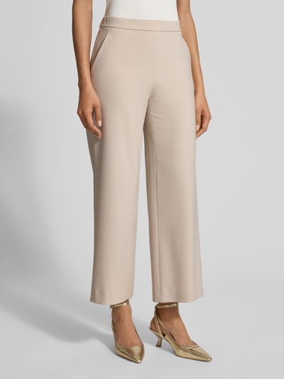Frauenmodel trägt Wide Fit Schlupfhose mit Viskose-Anteil Modell 'Palina' von Raffaello Rossi in Beige, Crêpe-Struktur, Nahaufnahme Oberkörper.