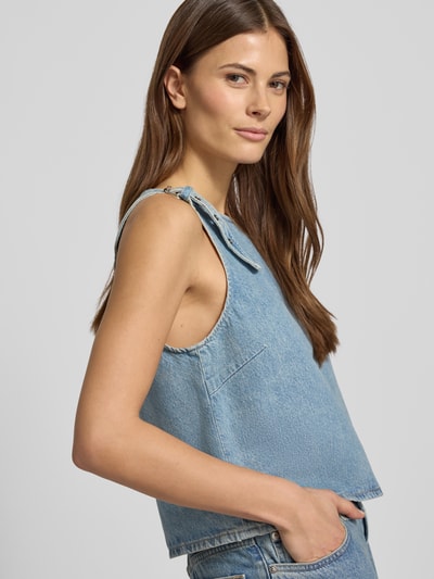 Vrouwenmodel draagt Crop Top in Denim-look model 'MOLLY' van Samsøe Samsøe, pure katoen, regular fit, ronde hals, zijaanzicht bovenlichaam.