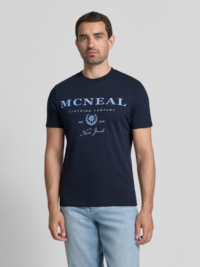 Męski model trägt T-Shirt mit Label-Print und Rundhalsausschnitt von MCNEAL, granatowy, bawełna, krój regular fit, długość tyłu 68 cm, Ganzkörperansicht von vorne
