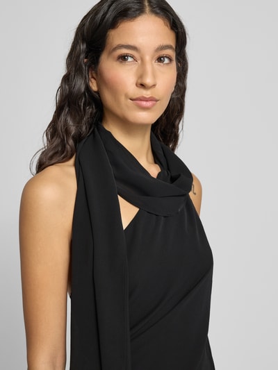 Frauenmodel trägt schwarzes Midikleid mit Neckholder Modell 'EVA' von Mango, taillierter Schnitt, One-Shoulder-Träger, Nahaufnahme Oberkörper