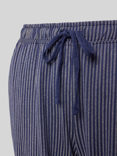 Produktfoto, Regular Fit Pyjama-Hose mit Baumwoll-Viskose-Mix von s.Oliver RED LABEL, blau-graues Streifenmuster, Kordelzug, Detailaufnahme