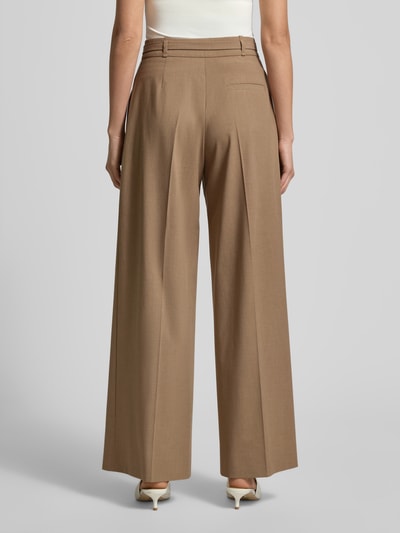 Männermodel trägt Weite Hose mit Viskose-Anteil Modell 'HAWELSA' von HUGO, unifarbene Webware, krój wide leg, high waist, całkowity widok z tyłu.