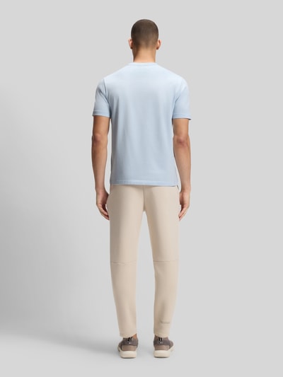 Männermodel trägt Regular Fit T-Shirt aus Baumwoll-Mix Modell 'TEE' von BOSS Green, Optik: Unifarben, Label-Print, Ganzkörperansicht Rückansicht.