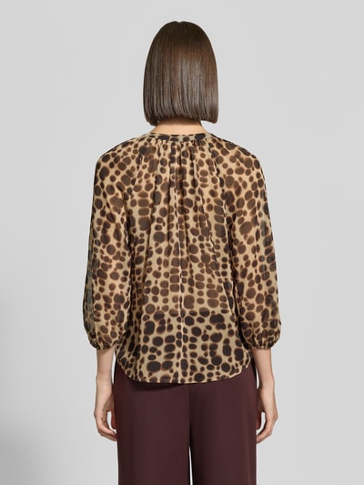Frauenmodel trägt Regular Fit Bluse mit Serafino-Ausschnitt von zero, elastische Ärmelabschlüsse, 3/4-Arm, Fleckenmuster, Ganzkörperansicht Rückansicht.