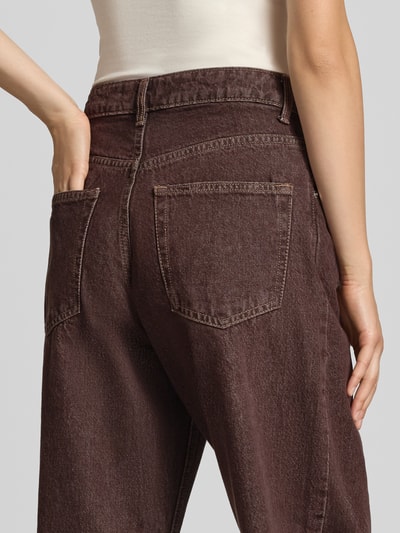 Frauenmodel trägt Barrel Fit Jeans im 5-Pocket-Design von Topshop, reine Baumwolle, braun, Detailaufnahme Rückansicht.