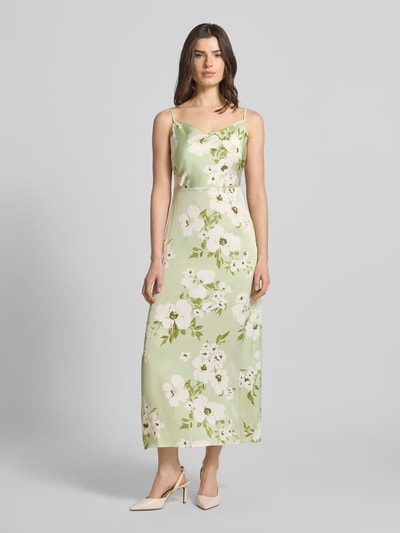 Frauenmodel trägt Midikleid im Allover-Look Modell 'RAVENNA' von Vila aus Satin mit Wasserfall-Ausschnitt, Spaghettiträger, gerader Schnitt, florales Muster in Grün und Weiß, dezente Satin-Haptik, Ganzkörperansicht von vorne. Rückenlänge bei Größe 36: 126 cm, Brustweite bei Größe 36: 33 cm.