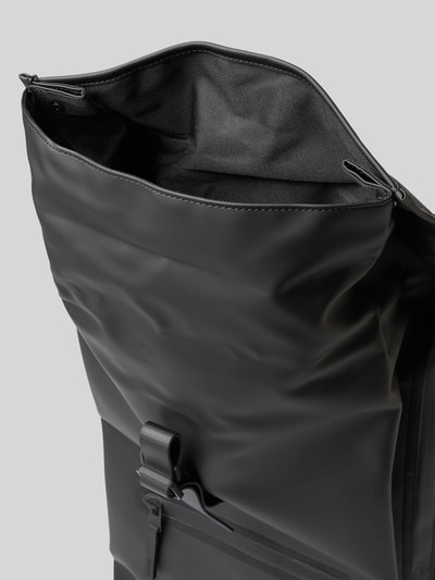 Productfoto, Rucksack met Logo-Detail van Rains met hoofvak, karabijnhaak, verstelbare schouderband, rolltop, zwart, context: Heren rugzakfunctie, hoofvak met karabijnhaak, verstelbare schouderband, logodetail, rolltop, Breedte maat 1: 34 cm, Lengte maat 1: 48 cm, Diepte maat 1: 11 cm, bandlengte maat 1: 80 cm