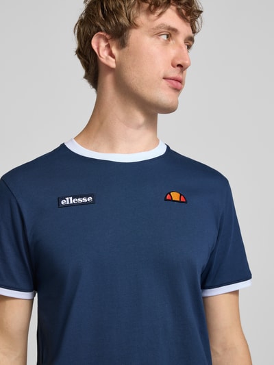 Mannelijk model draagt t-shirt in blauw met witte randen, labelstitching, retrolook, puur katoen, regular fit, Model 'RINGETTO' van ellesse, ruglengte bij maat M: 70 cm, Nahaufnahme bovenlichaam
