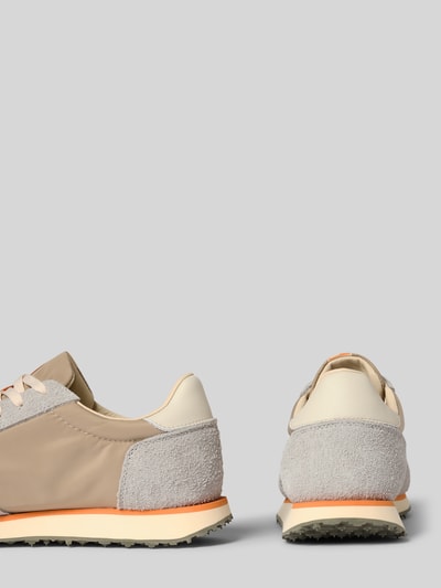 Produktfoto, Sneaker aus Leder-Textil-Mix Modell 'SHARD' von Napapijri in Beige- und Grautönen mit abgerundeter Spitze, Label-Details, strukturierte Oberfläche
