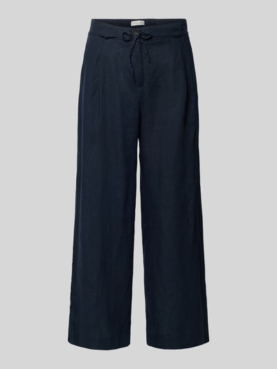 Produktfoto, Leinenhose mit Bindegürtel von Christian Berg Woman in Dunkelblau, weite Beinform, reines Leinen, glatte Textur, Wide Leg, Knopfverschluss, Bindegürtel, schlichte Linien, ruhige Farbgebung.