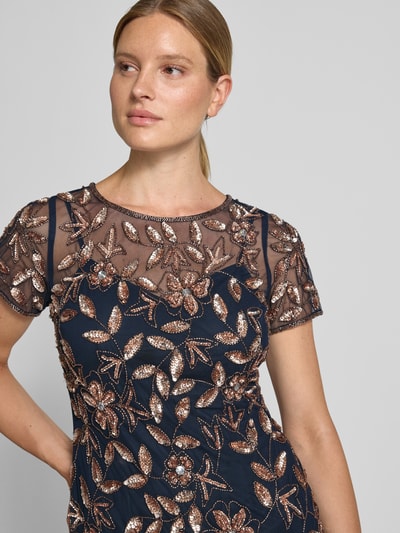 Frauenmodel trägt Abendkleid mit floralem Ziersteinbesatz von Adrianna Papell, Mesh, Pailletten, tailliert, semitransparent, Nahaufnahme Oberkörper.