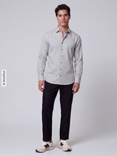 Männermodel trägt Body Fit Businesshemd aus Baumwoll-Mix von OLYMP Level 5 in Hellgrau, schwarze Hose, Ganzkörperansicht von vorne, KI-modifiziertes Bild.