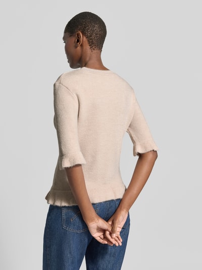 Frauenmodel trägt Longsleeve mit Viskose-Anteil von MORE & MORE in Beige, körpernahe Passform, Strick-Optik, Rüschenbesatz, Rückansicht.
