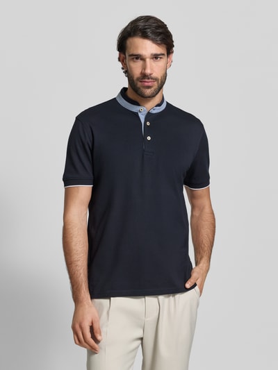 Männermodel trägt Regular Fit Poloshirt aus reiner bawełna mit stójka von Christian Berg Men, krótkim rękawem, ganzkörperansicht von vorne.