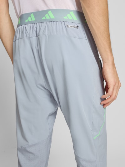adidas Training Regular Fit Sweatpants mit Logo-Print Hellgrau 3