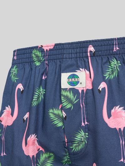 Produktfoto, Boxershorts met elastische band van Deal, puur katoen, los model, labeldetail, donkerblauw met roze flamingo’s en groene bladeren.