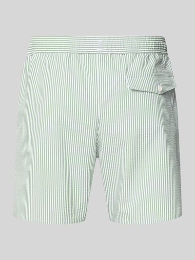Produktfoto, Badeshorts aus Baumwoll-Mix von Lacoste in grün-weiß gestreifter Seersucker-Optik mit Logo-Applikation und Tunnelzug.