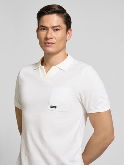 Männermodel trägt Regular Fit Poloshirt aus reiner Baumwolle Modell 'OPEN COLLAR POLO' von s.Oliver RED LABEL in Melange-Optik mit Label-Stitching, Piqué-Struktur, Polokragen, V-Ausschnitt, Kurzarm, geripptem Ärmelabschluss, Brusttasche und Seitenschlitzen, Ganzkörperansicht von vorne.