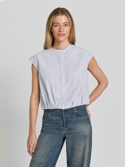 Vrouwenmodel draagt lichtblauw-wit gestreepte boxy fit blouse met korte mouwen van puur katoen, model 'GELATINA' van Weekend Max Mara, dames blouse met korte mouwen, vooraanzicht van het gehele lichaam.