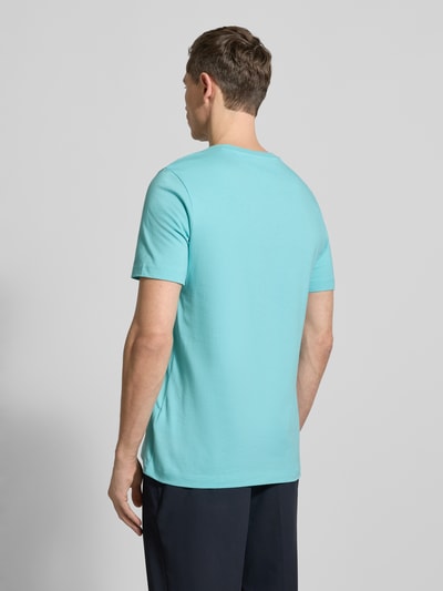 Männermodel trägt Regular Fit T-Shirt aus reiner Baumwolle von Tommy Hilfiger, Optik: Unifarben, Kurzarm, Jersey, Ganzkörperansicht Rückansicht.