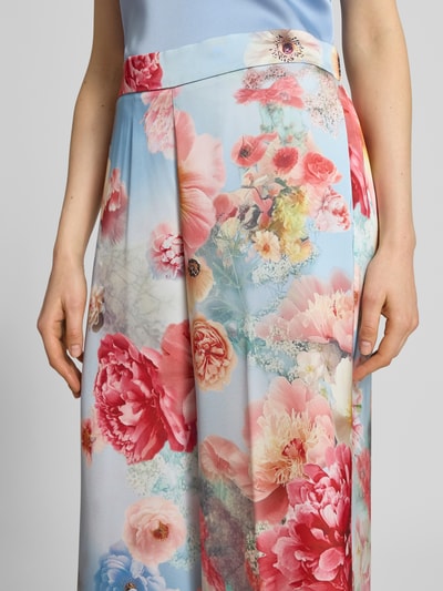 Frauenmodel trägt Hose im Allover-Look mit elastischem Bund von V by Vera Mont aus Satin in Pastellfarben mit floralen Mustern, Nahaufnahme Oberkörper.