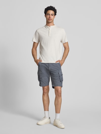 Männermodel trägt Straight Fit Shorts mit Cargo-Taschen Modell 'Core' von Superdry in Grau, elastischer Baumwoll-Mix, Ganzkörperansicht von vorne.