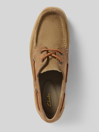 Produktfoto, Bootsschuhe aus beschichtetem Leder Modell 'Cleyhill' von Clarks in Beige mit Label-Detail, Schnürung, profilierter Sohle, strukturierte Oberfläche
