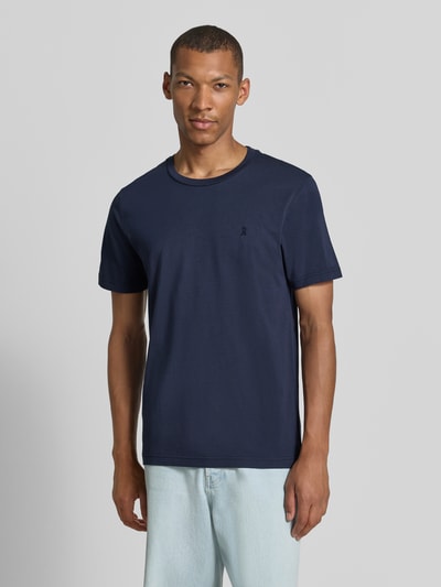 Männermodel trägt Regular Fit T-Shirt aus reiner Baumwolle Modell 'JAAMES' von ARMEDANGELS in Dunkelblau, glatte Textur, Ganzkörperansicht von vorne.